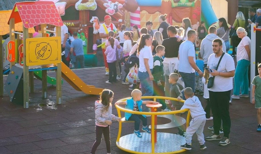 Nesvakidašnji potez u Banjaluci! Srušio novu kuću da bi djeca dobila igralište VIDEO