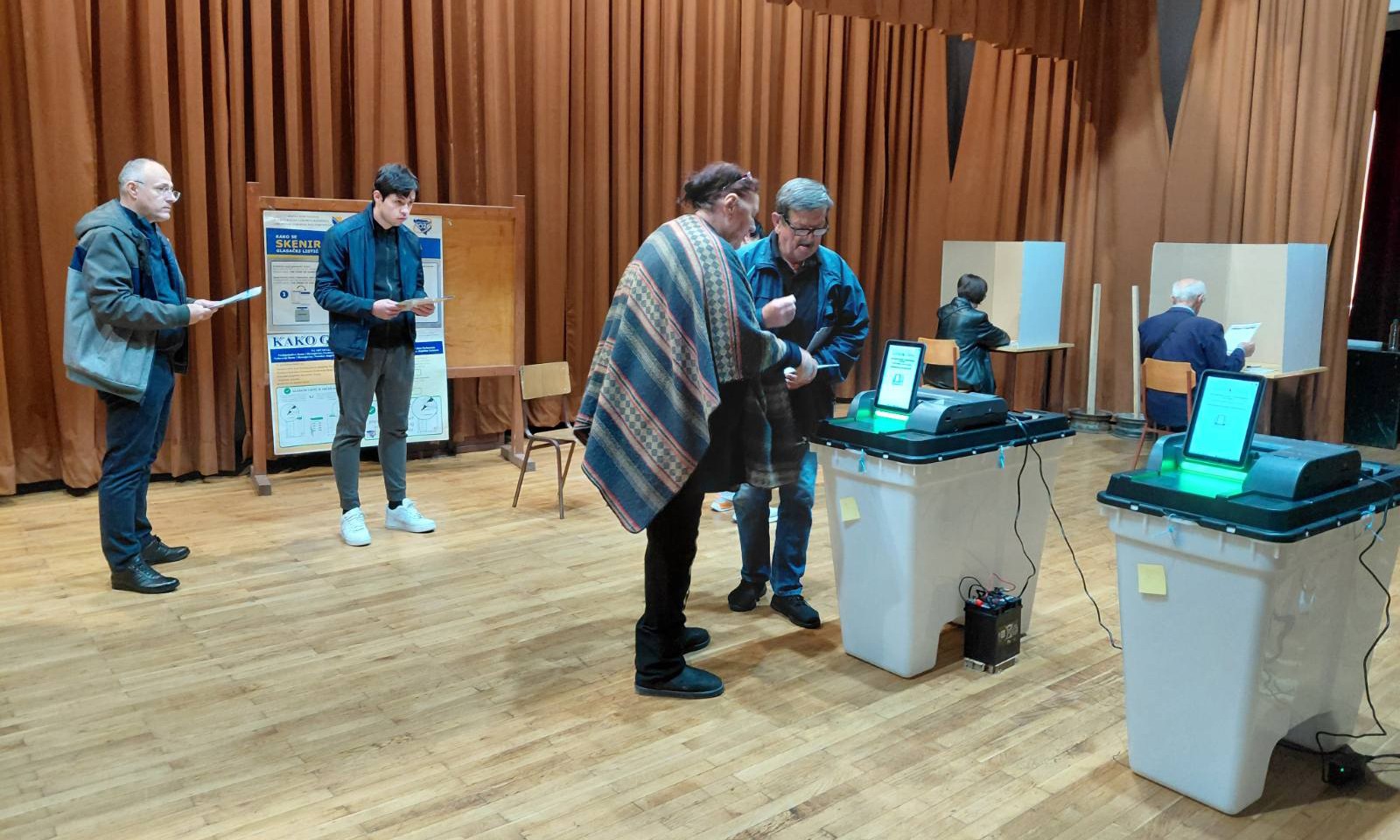 Izlaznost do 11 časova: Najviše birača glasalo u Trebinju, najmanje u Krupi na Uni FOTO