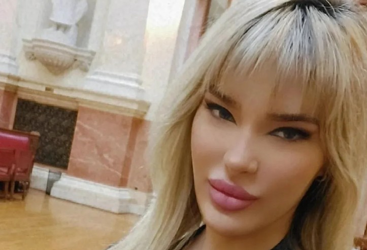 Majčina kopija: Kćerka poznate pjevačice pozirala u kupaćem kostimu FOTO