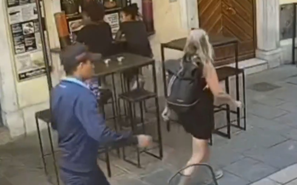 Kamere snimile napad na ženu: Drska krađa u centru grada VIDEO
