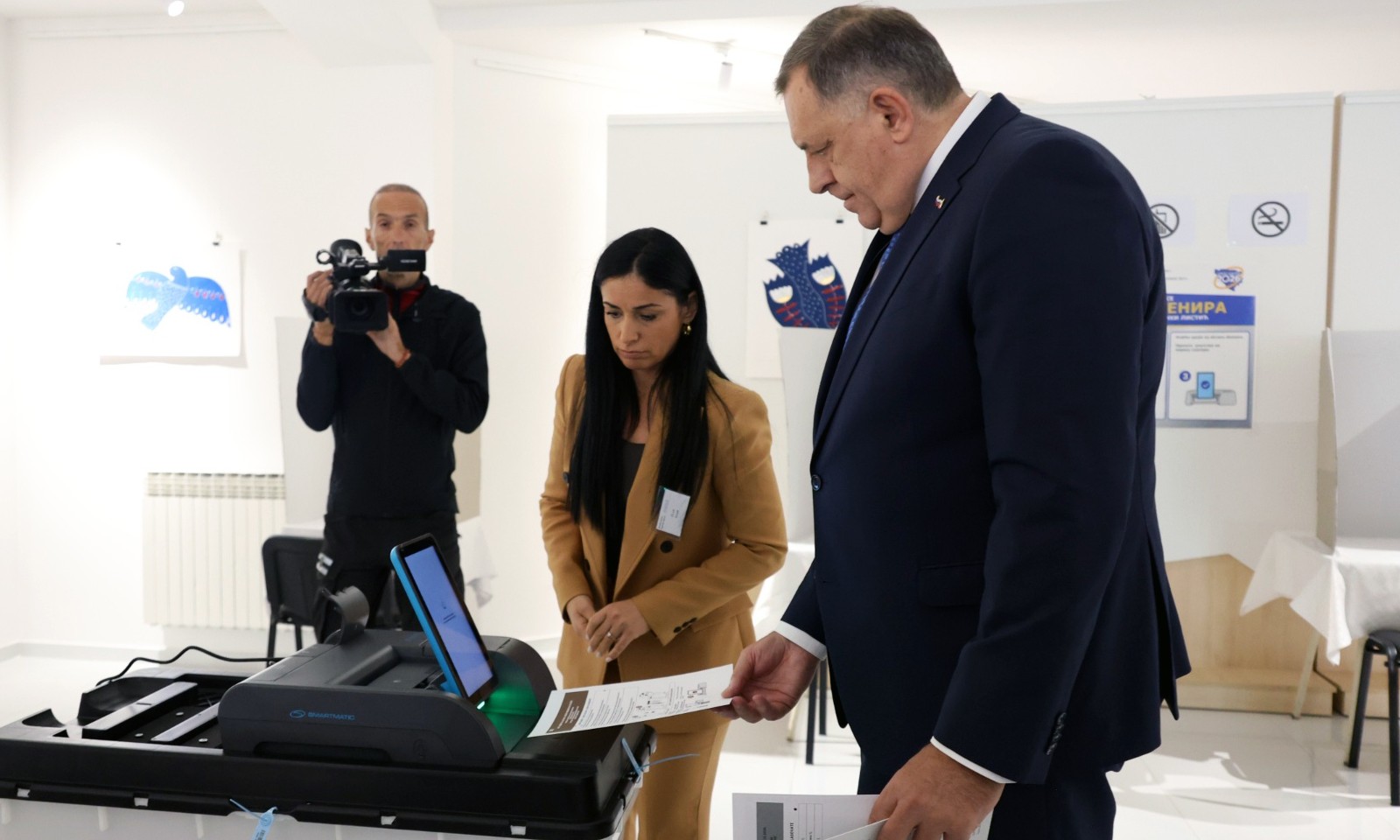 Dodik glasao u Laktašima: Građansku dužnost obavio u Domu kulture FOTO