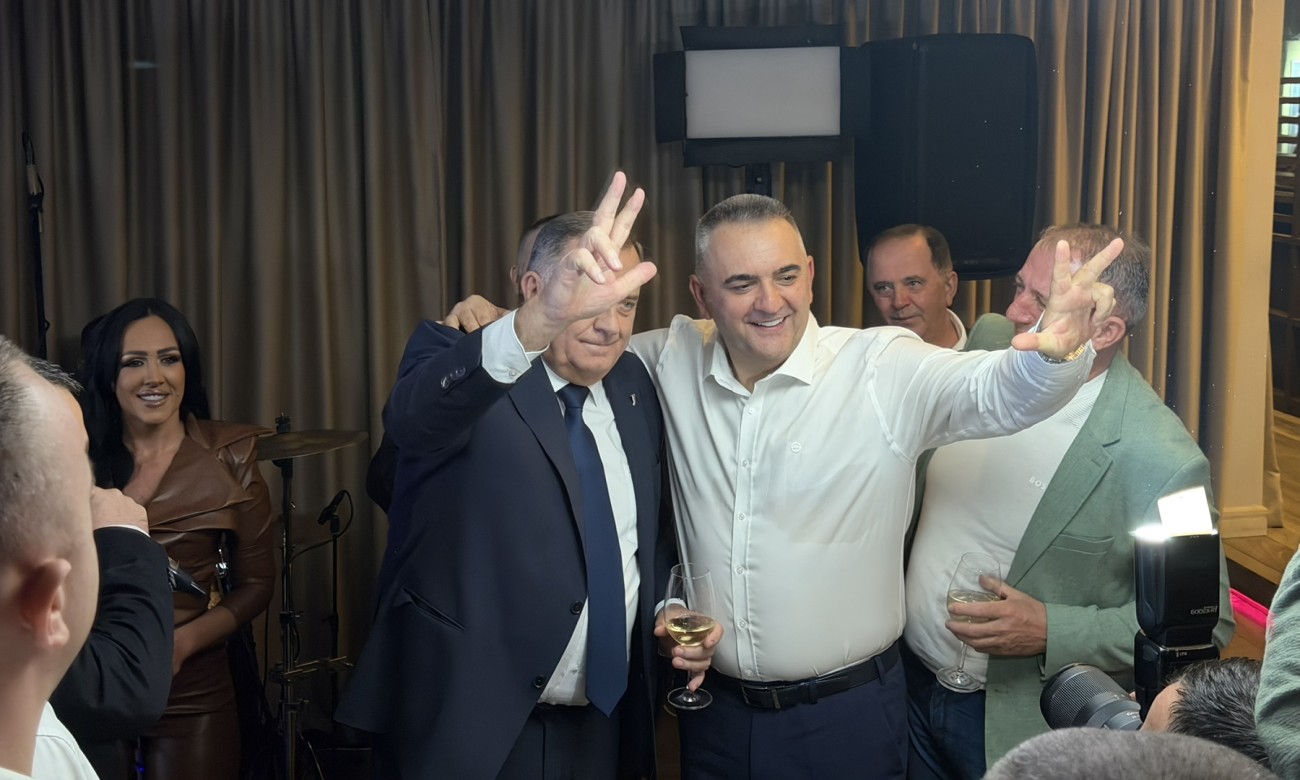 Zagrljaj i tri prsta: Dodik i Minić zajedno slave pobjedu FOTO/VIDEO