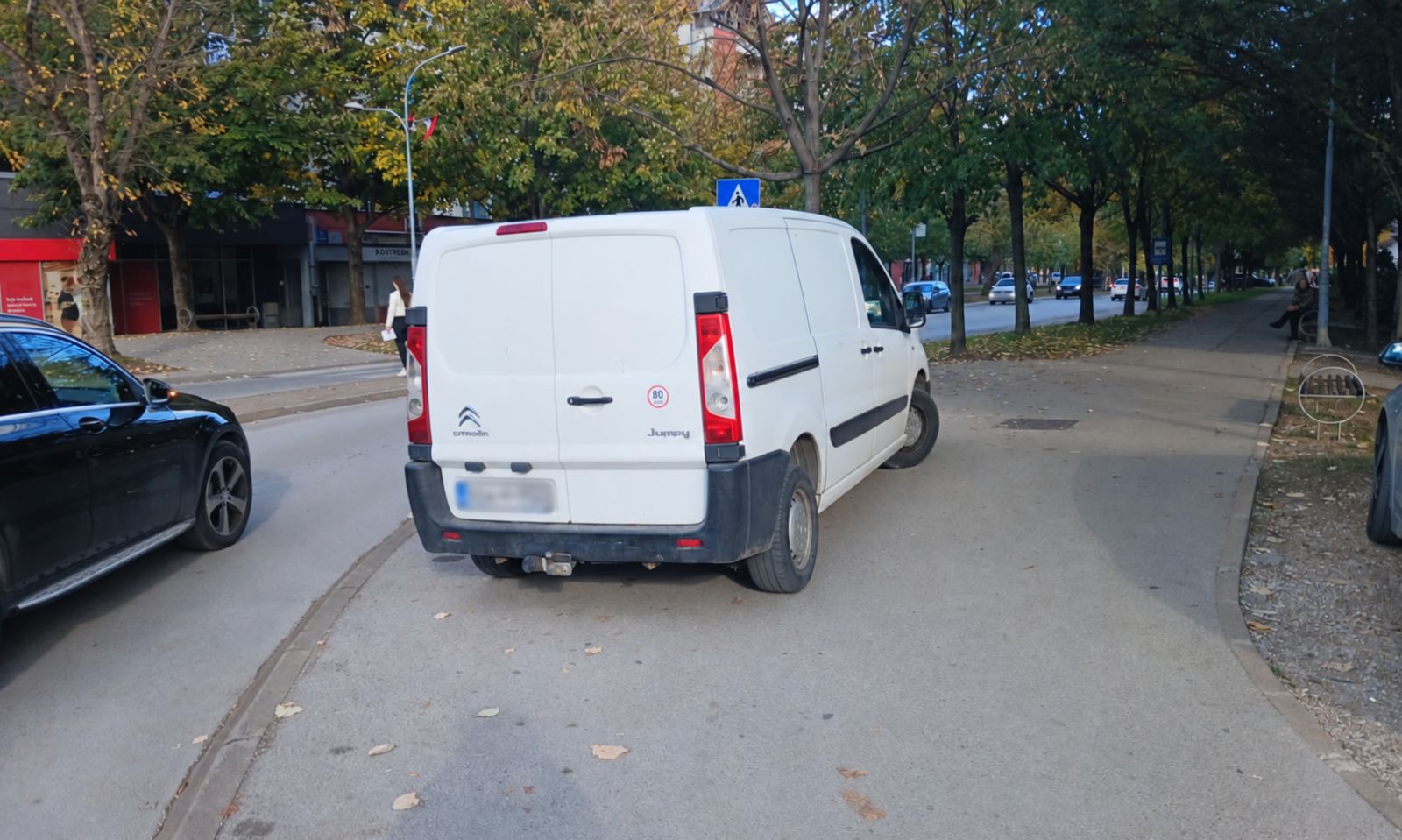 Šetalište ponovo služi kao parking: Do kada će pješaci u Banjaluci izvlačiti deblji kraj FOTO