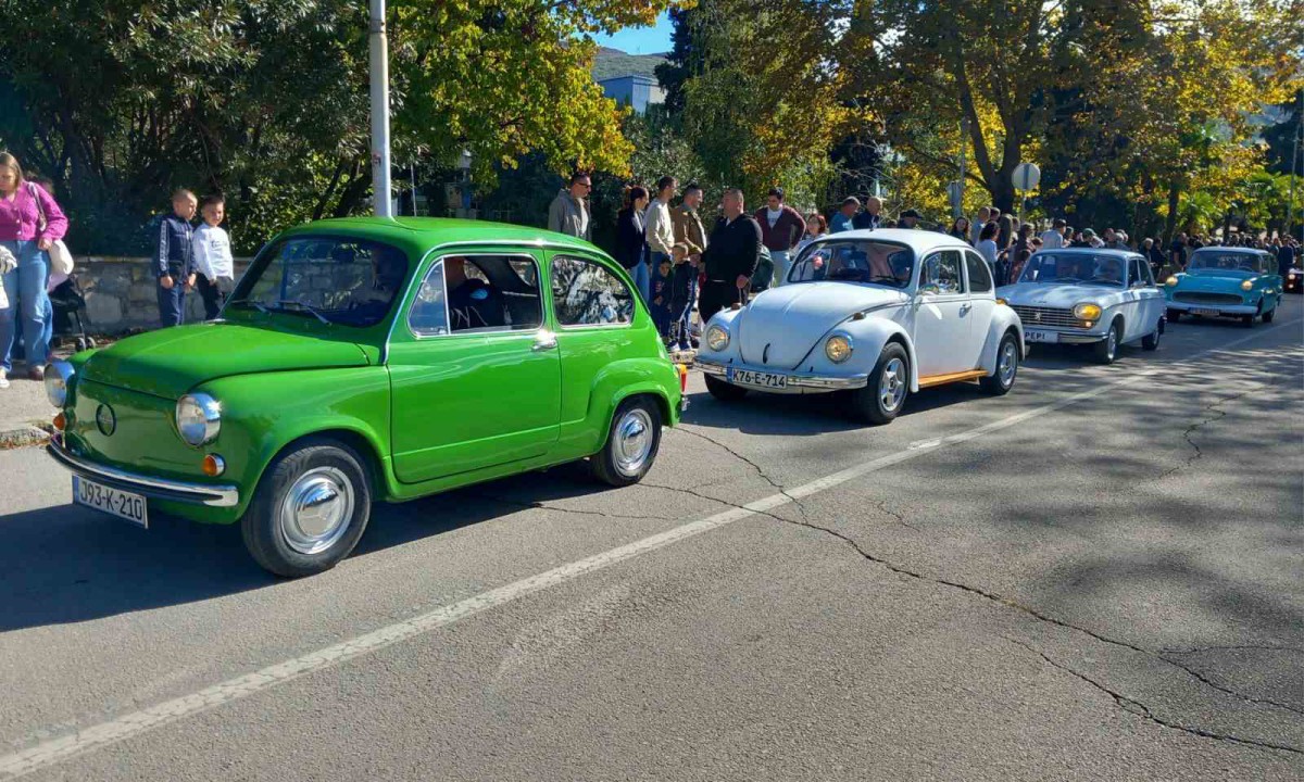 “Vratili smo se u neka sretnija vremena”: Više od 50 oldtajmera prodefilovalo Trebinjem, privukli poglede svih prolaznika