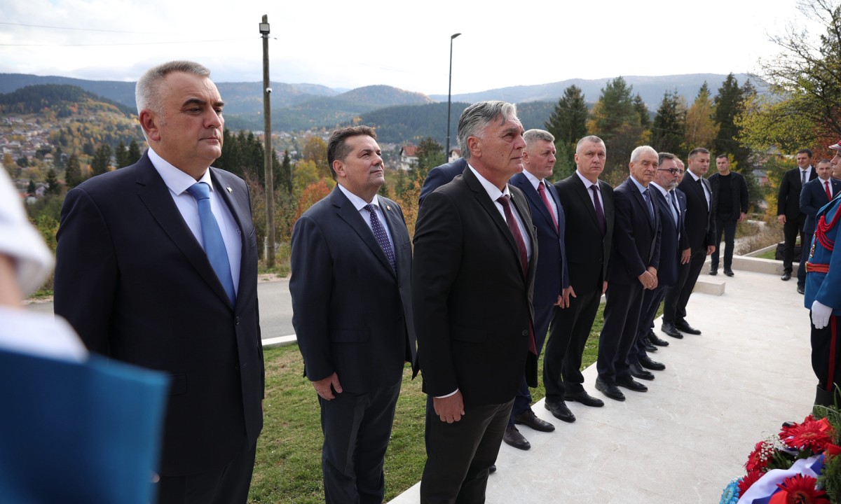 Svečano na Palama: Polaganjem vijenaca počelo obilježavanje 35 godina Narodne skupštine Republike Srpske FOTO