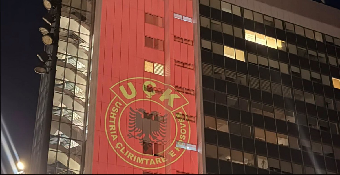 Protesti ne prestaju: Zgrada Vlade u Prištini u bojama OVK-a