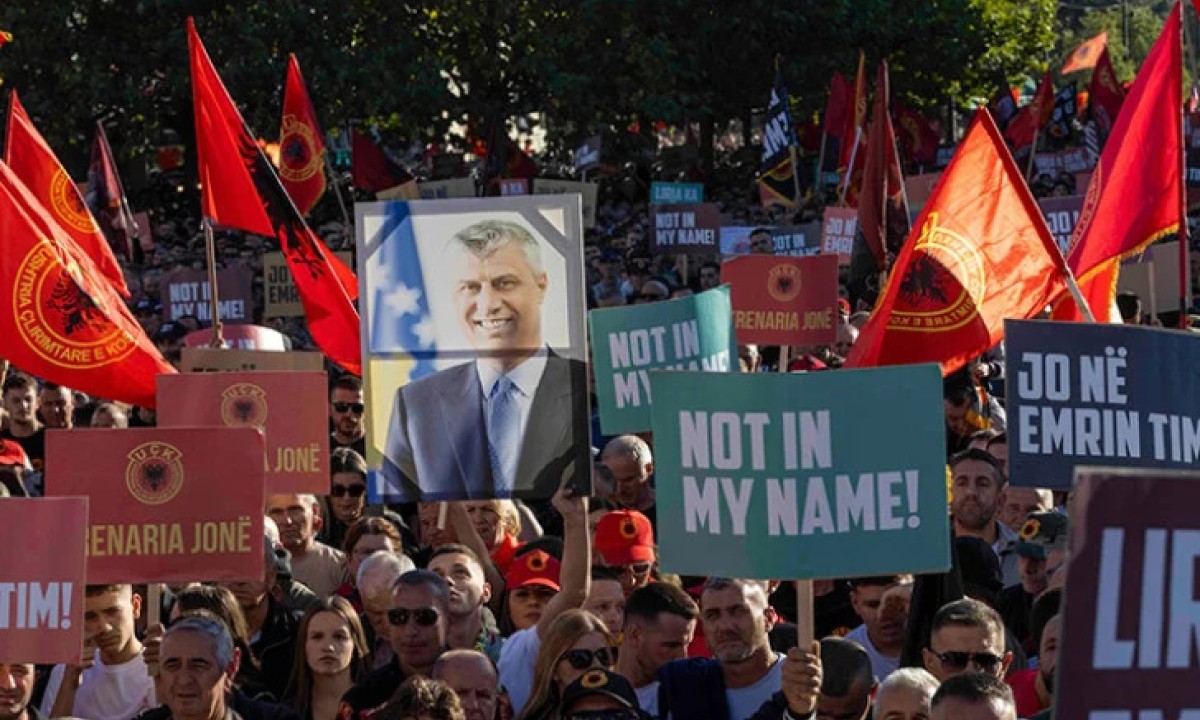 Haos u Prištini: Polomljeni prozori na skupštini, demonstranti drže poslanike u blokadi!