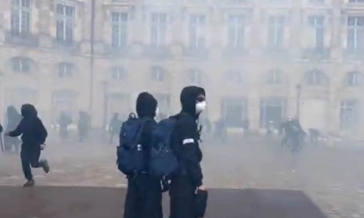 Rat na ulicama Francuske: Demonstranti podižu barikade, policija uzvraća suzavcem i vodenim topovima! VIDEO
