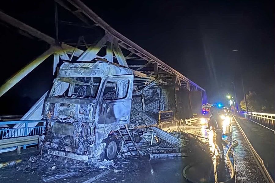 Potvrđeno iz UIO: Obustava saobraćaja na Rači dok se ne ukloni izgorjeli kamion