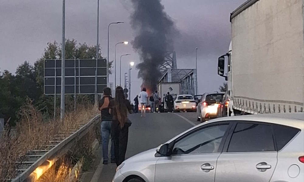 Haos na Rači: Gori kamion na mostu, saobraćaj u prekidu!