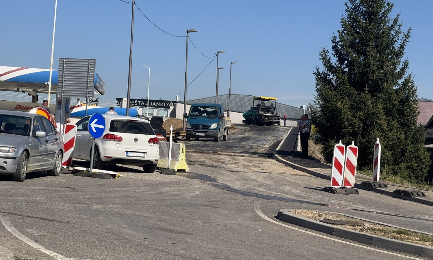 Počelo asfaltiranje nadvožnjaka u Trnu: Radovi ušli u završnu fazu FOTO