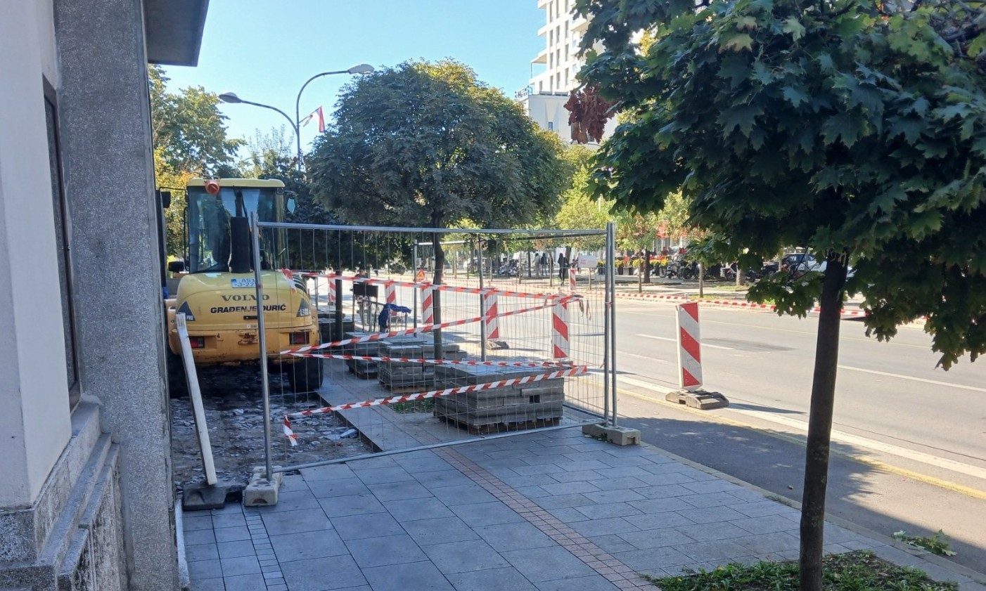 Radovi konačno počeli: Kopa se oko Narodnog pozorišta RS, dio prolaza zatvoren za pješake