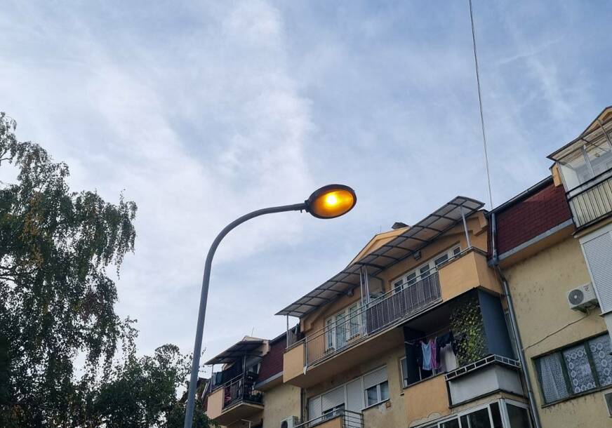 Ko će ugasiti svjetla? Rasvjeta radi usred bijela dana u ovom dijelu Banjaluke FOTO