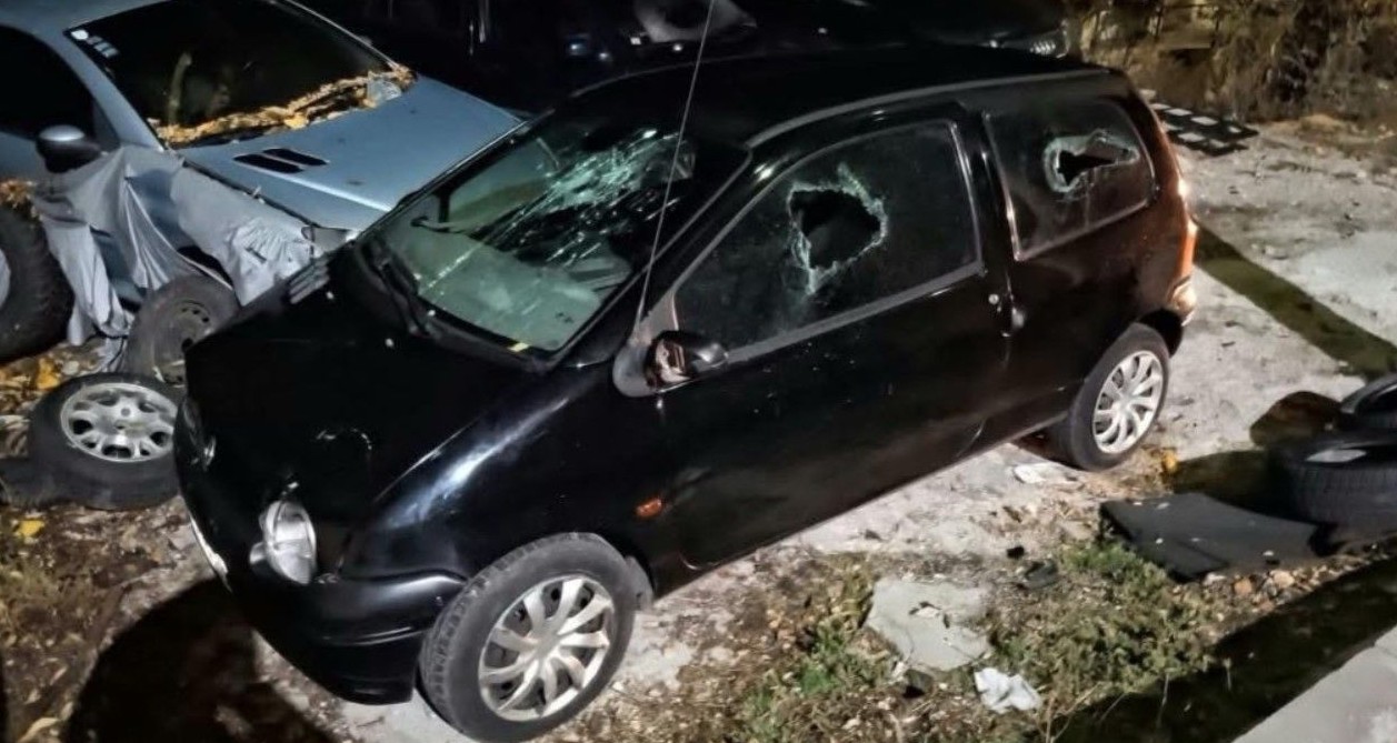 Polupana vozila dvojice braće: Sumnja se da je komšija koristio palicu