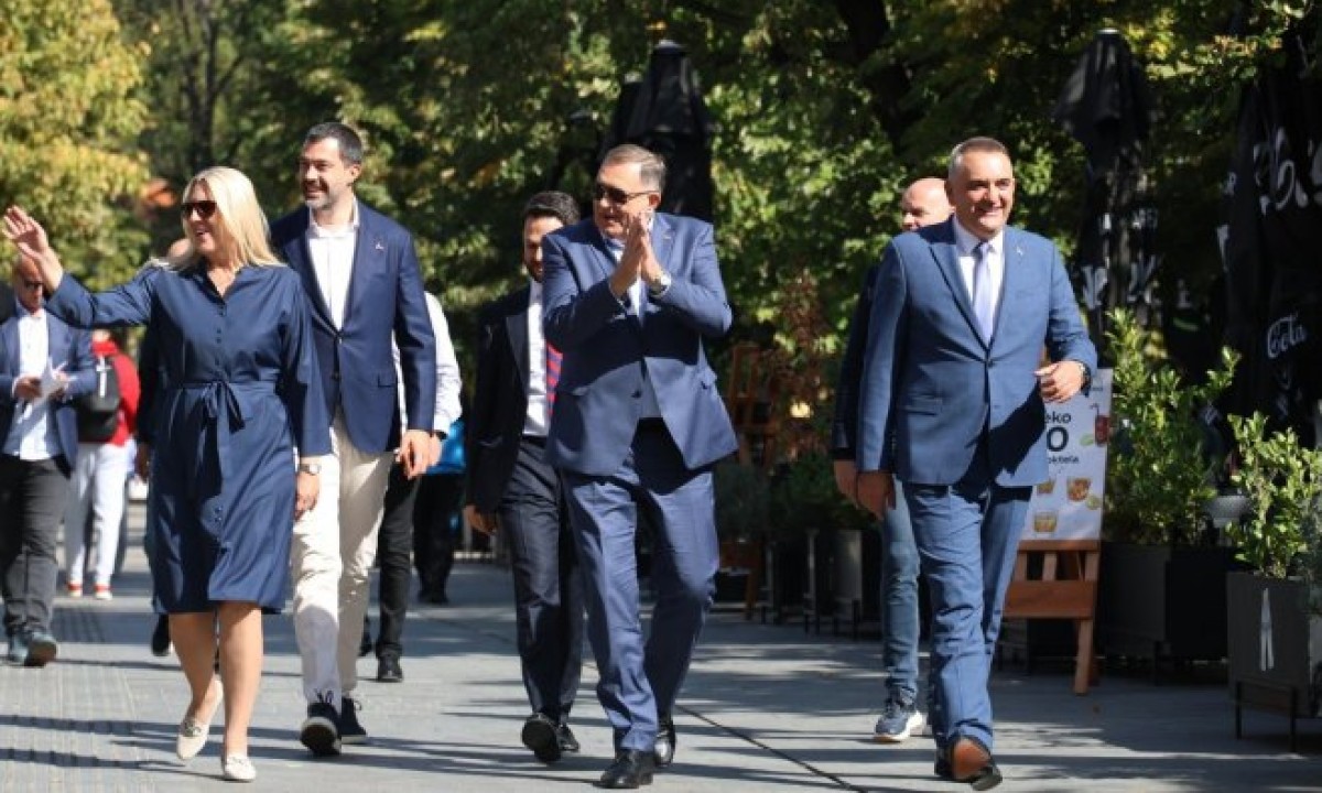 Dodik, Cvijanovićeva i Minić u šetnji Banjalukom: Ovo je naša zemlja, naš narod i naša pobjeda! VIDEO