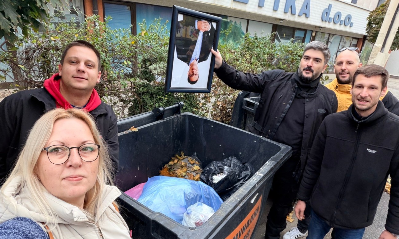 Objavljen snimak iz kabineta gradonačelnika Kragujevca: Muškarac iznio Vučićev portret VIDEO
