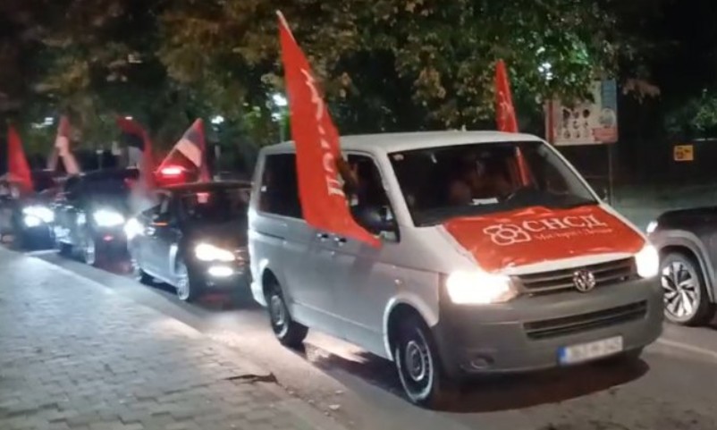 Bijeljina slavi pobjedu SNSD-a: Automobili sa zastavama i trobojkama prošli ulicama VIDEO