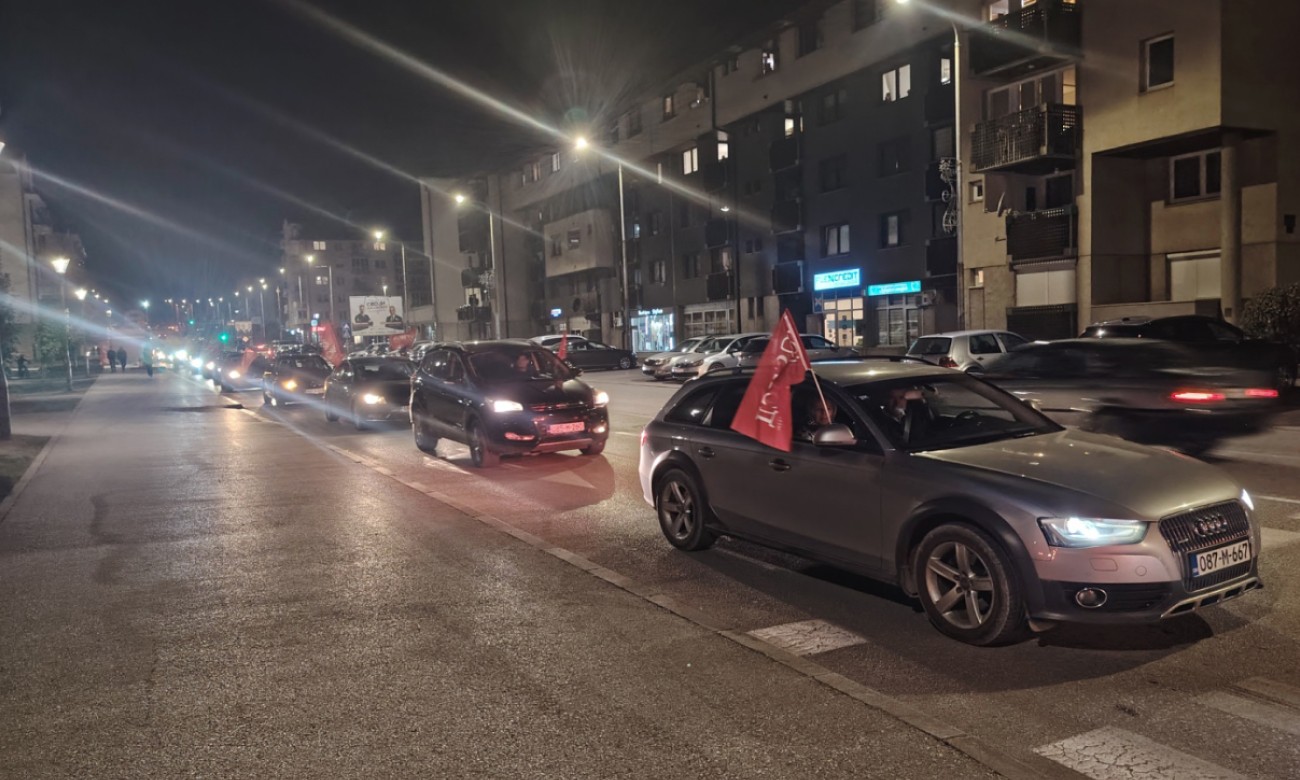 Slavlje SNSD-a na Palama: Kolona vozila uz zastave i povike „Dodik, Dodik“ FOTO