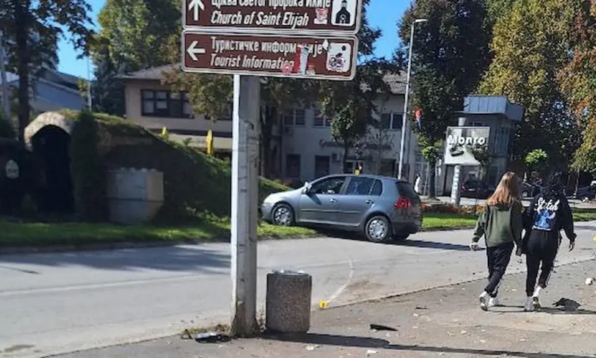 Sve je letjelo po trotoaru: Evo kako „golf“ silovito udario u kružni tok!