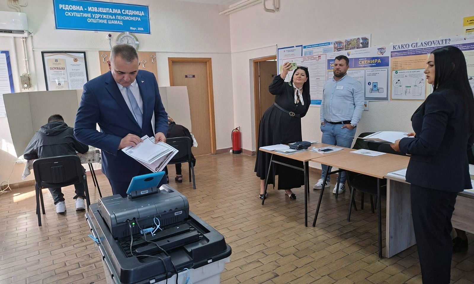 Savo Minić glasao u Šamcu: Uvjeren sam u veliku pobjedu SNSD-a FOTO