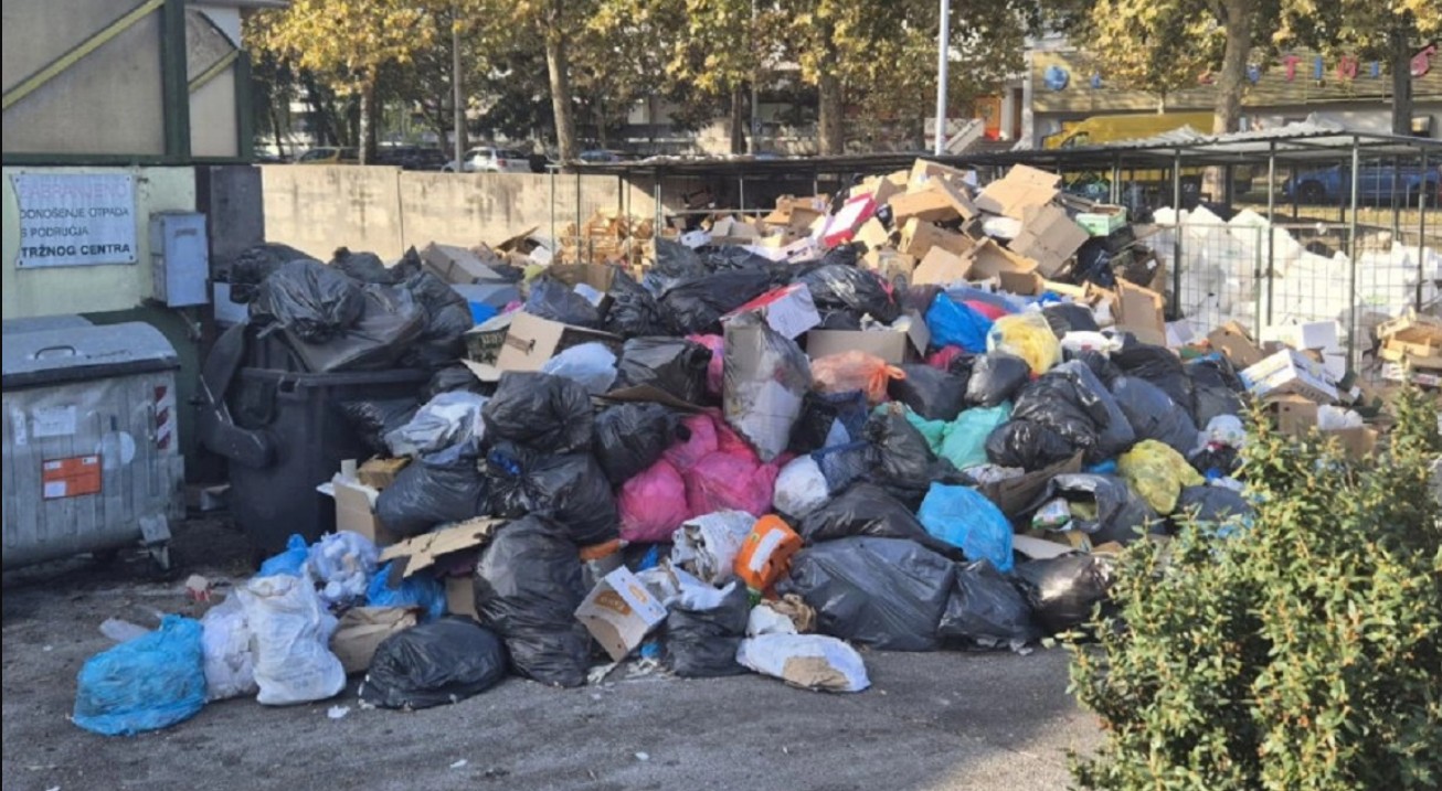 Prepuni kontejneri i nesnosan smrad: Smeće zatrpalo zagrebačku pijacu