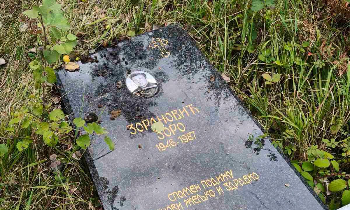 Ovo se ponavlja već desetak godina: Vandali ponovo rušili pravoslavne spomenike kod Kladnja