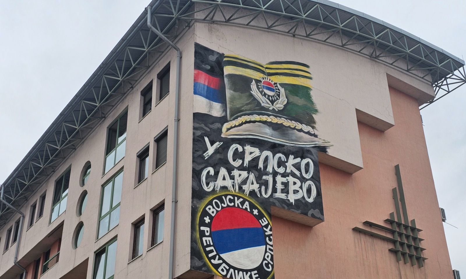 Šapka sa obilježjima VRS: Oslikavanje murala u Istočnom Novom Sarajevu FOTO