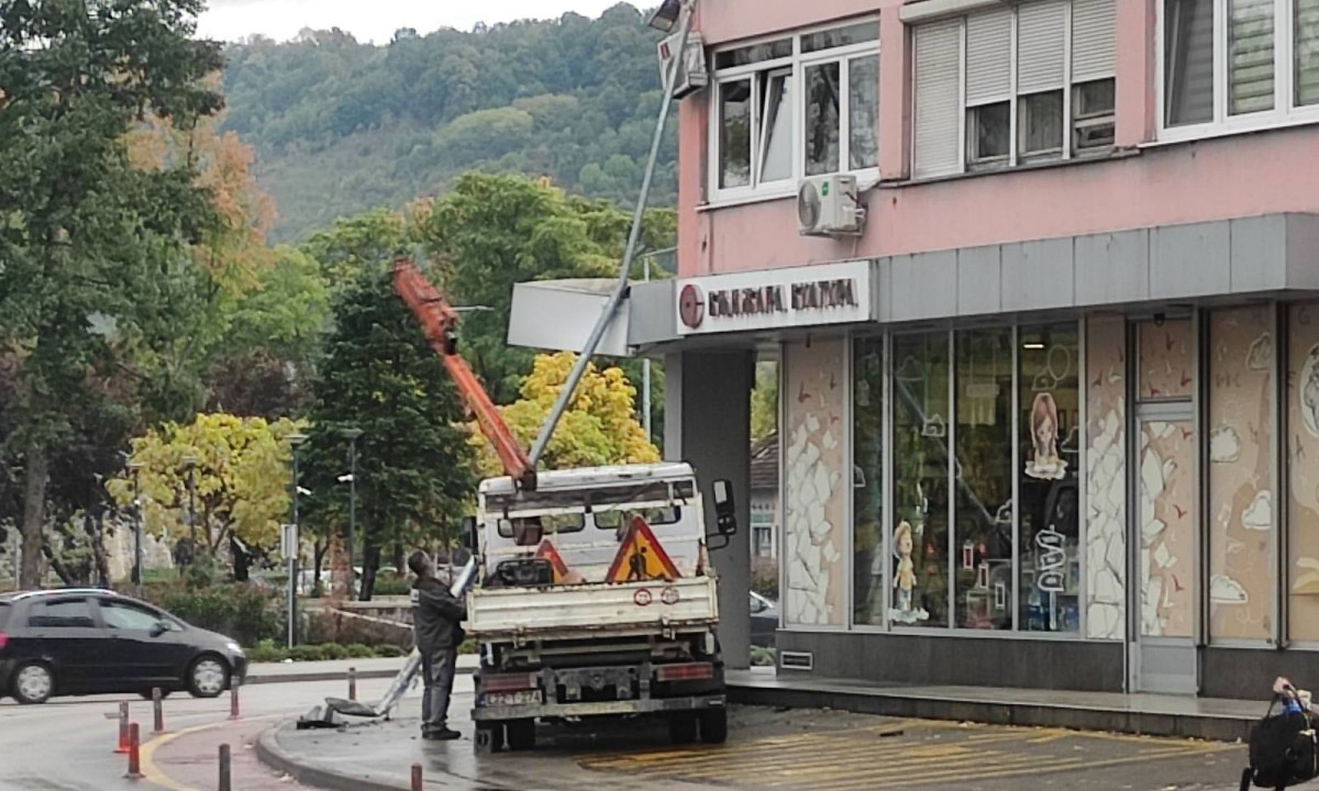 Detalji nesreće u Banjaluci: Dva lica povrijeđena u sudaru “bmw-a” i “mercedesa” FOTO