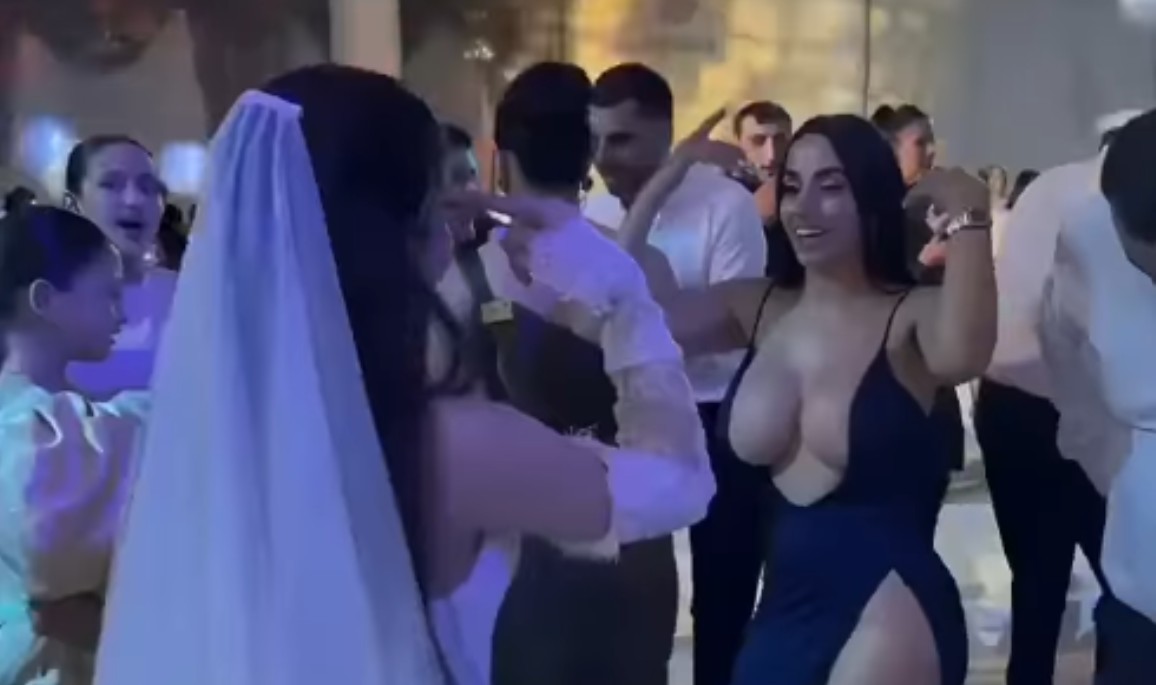 Dubok dekolte i visok prorez privukli pogled: Gošća na svadbi ukrala svu pažnju VIDEO