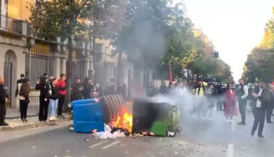 Neredi ispred Ministarstva prosvjete u Tirani: Demonstranti zapalili kontejnere