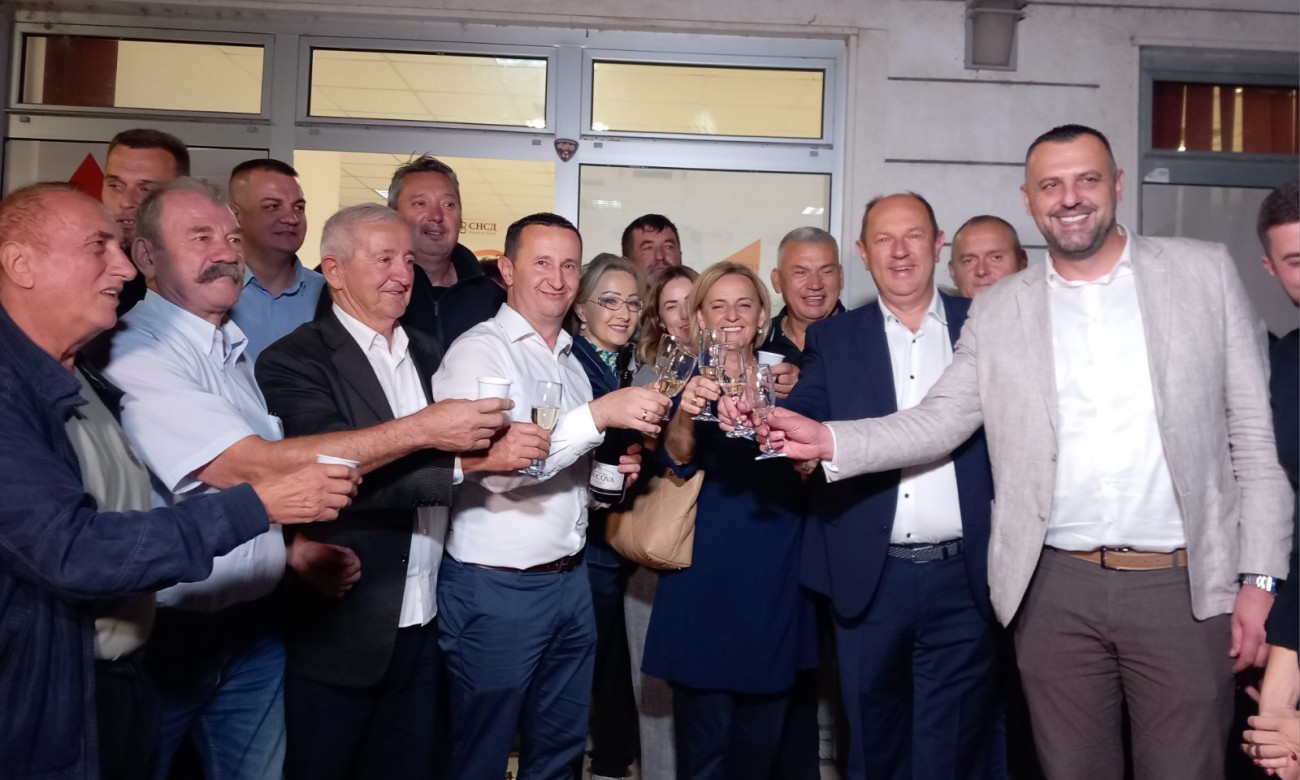 Trebinje slavi pobjedu SNSD-a: Ispred Gradskog odbora otvoren šampanjac FOTO