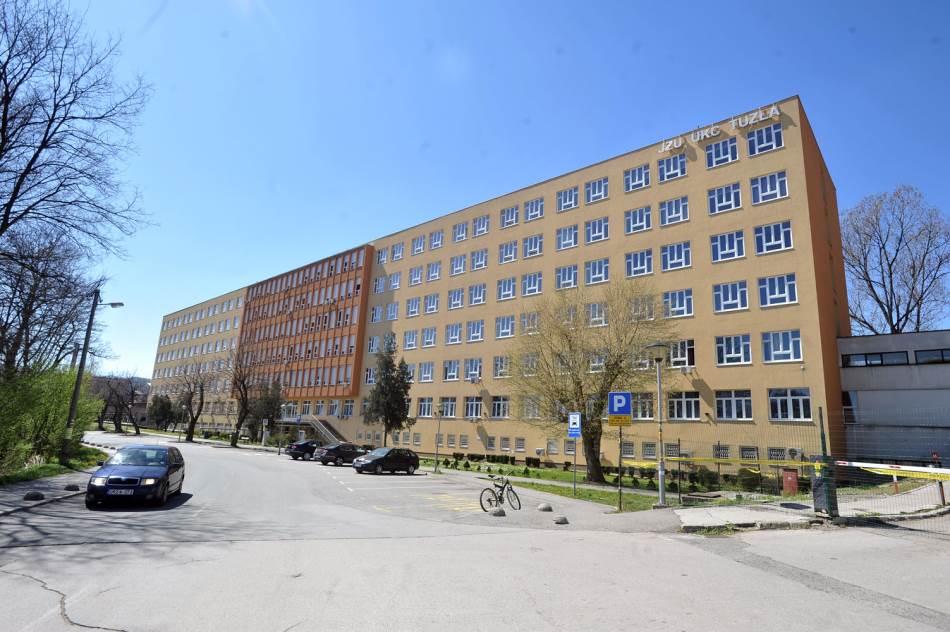 Zadobio teške povrede kičme: Skočio sa trećeg sprata kad mu je policija upala u stan