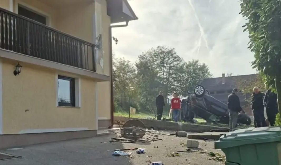 Snažan udar probudio mještane: Automobil završio u dvorištu, oštećeni kuća i ograda