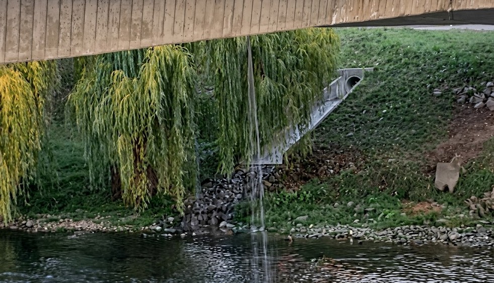 Neobičan prizor jutros u Banjaluci: Velika količina vode curi sa mosta Venecija