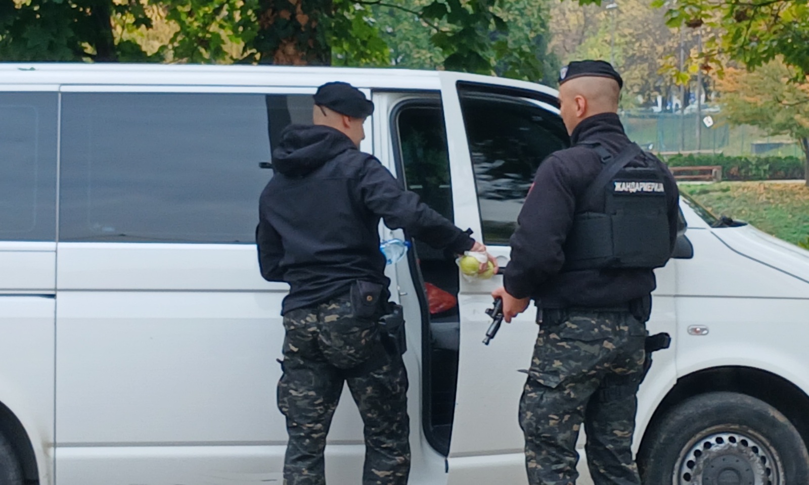 Pojačane patrole i danas: Žandarmerija ispred JKC-a u Banjaluci FOTO