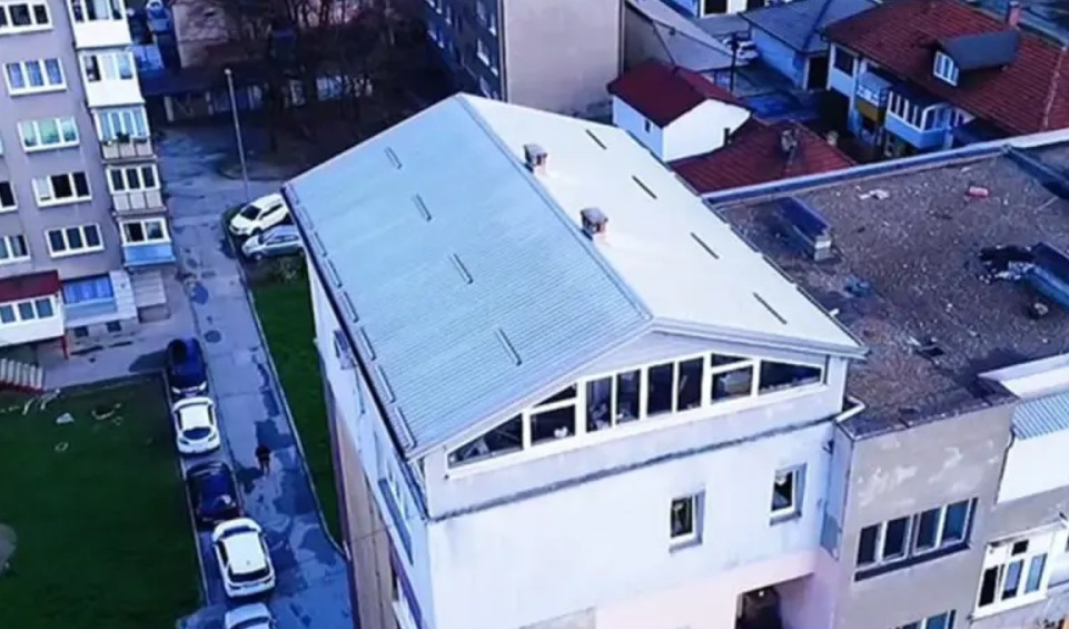 Prizor iz Zenice zbunjuje ljude: Na vrhu zgrade osvanula prava porodična kuća VIDEO
