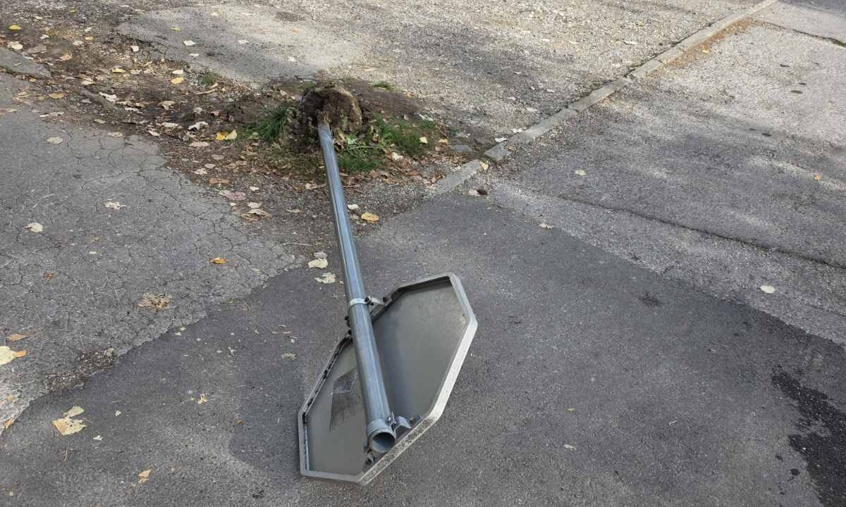 Za dlaku izbjegnuta tragedija u Banjaluci! Saobraćajni znak pao sekundu nakon što je prošla žena s djetetom FOTO