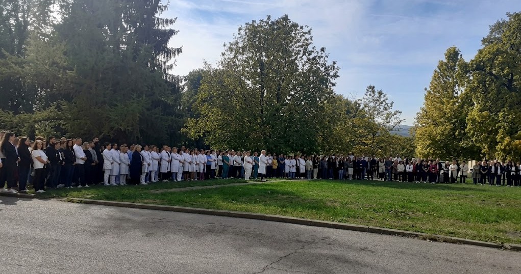 Radnici Zotovića oprostili se od Gorana Talića: Minutom ćutanja i sirenama odali počast direktoru VIDEO