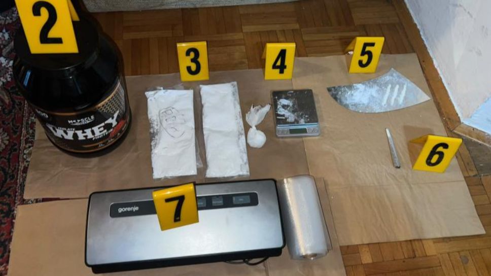 Akcija “Melon”: Uhapšen muškarac, pronađeni droga i ručna bomba