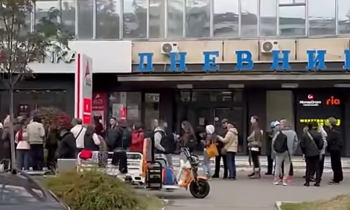 Zabrinuti građani ispred banke: Svi čekaju u redu da uzmu svoje pare VIDEO