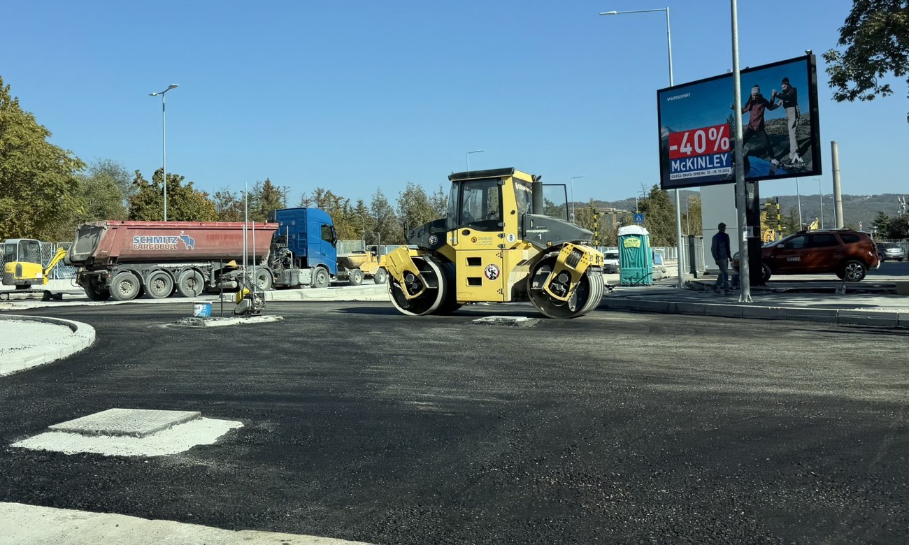 Asfalt stigao i na drugu polovinu: Napreduju radovi na kružnom toku kod „Audi servisa“ FOTO