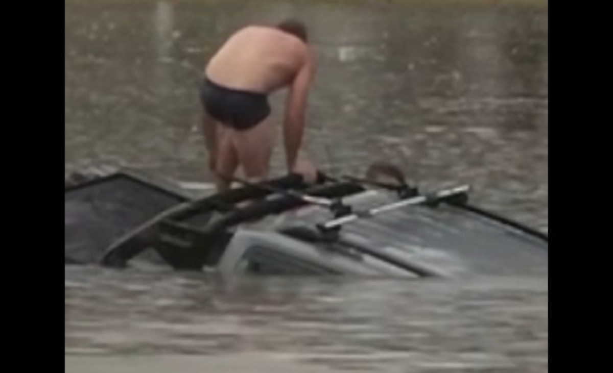 Dramatične scene! Novinar i prolaznik spasili vozača sekundu prije nego što je automobil potonuo VIDEO