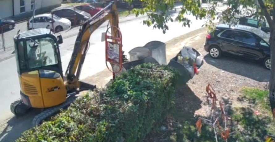 Nadzorne kamere snimile vandalizam u Banjaluci: Bagerom namjerno oboren kontejner VIDEO
