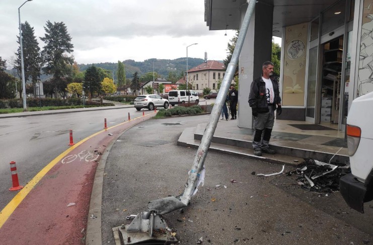 Nezgoda na Bulevaru cara Dušana: Autom udario u stub rasvjete u Banjaluci, oštećena knjižara FOTO