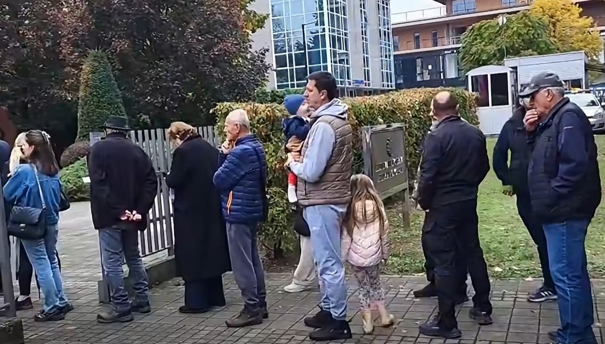 Redovi ispred Konzulata Srbije u Banjaluci: Građani čekaju da glasaju VIDEO