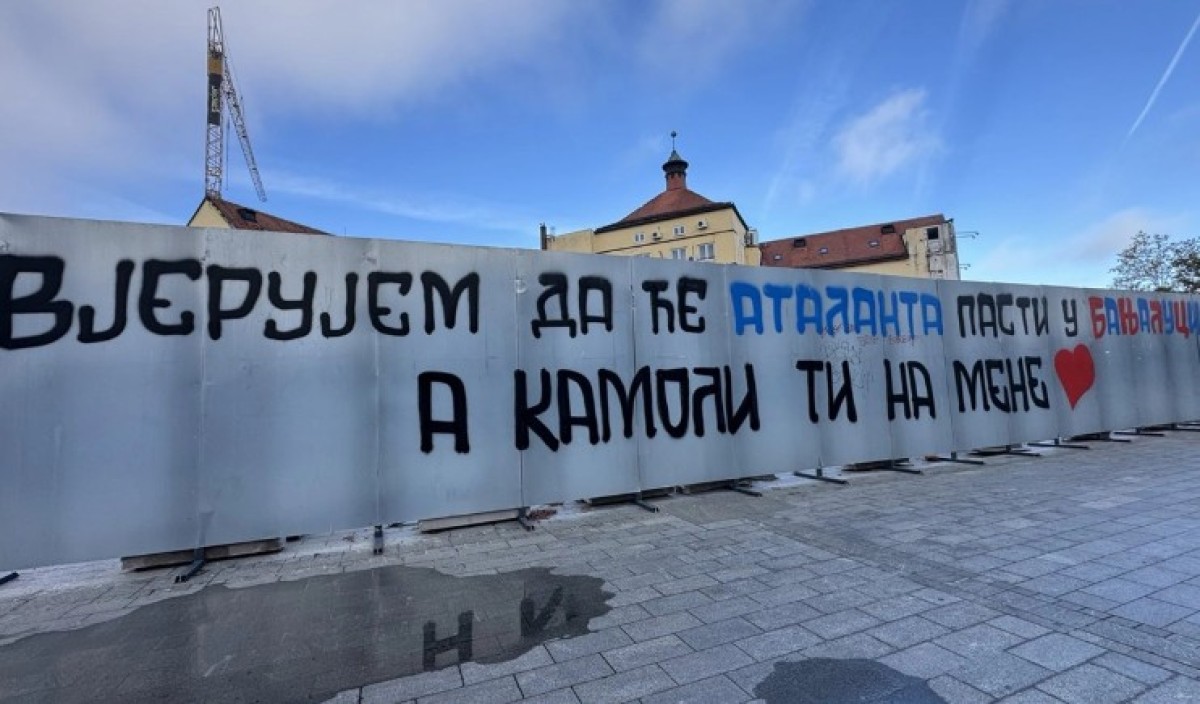 Fudbalska euforija “trese” Banjaluku: Poruka u centru na zanimljiv način najavila predstojeći okršaj