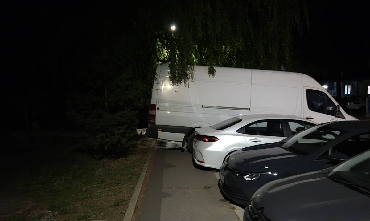 Nije parking, nego trotoar: Prizor iz Borika izazvao ogorčenje stanara FOTO