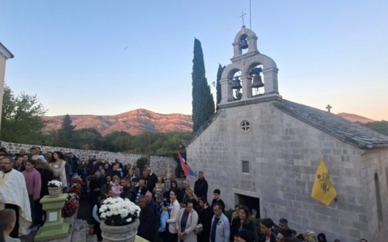 Mnoštvo vjernika na proslavi slave Manastira Duži: Vladika Dimitrije služio Svetu Liturgiju