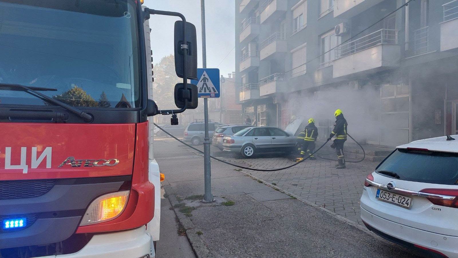 Pune ruke posla za banjalučke vatrogasce: Gorio auto, spasavali i mačku iz ventilacije