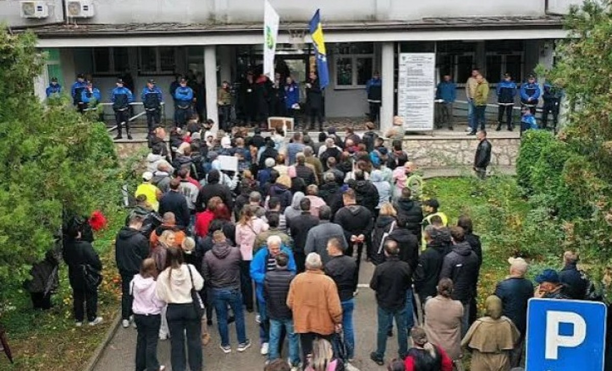 Održan protest ispred Gradsker uprave: Građani traže hitno zatvaranje deponije